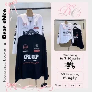 Áo thun dài tay unisex form rộng phong cách đường phố in chữ KRUOUP (Trắng / Đen)